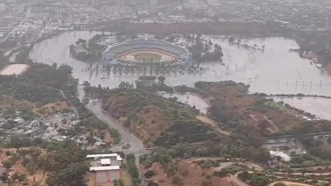Hurricane Hilary - Dodgers Stadium flooded 👀