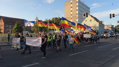 Wolgaast - Der Demonstrationszug startet laut und bestimmt durch 26-07-2022
