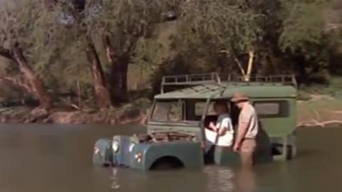 The gods must be crazy funny scene 4 ( 266 X 640 )