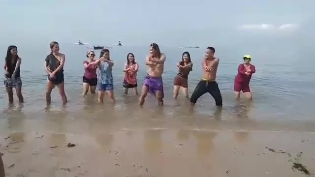 Tiktok dancers in the beach #Happy withfreinds.😘😄