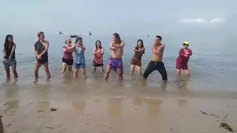 Tiktok dancers in the beach #Happy withfreinds.😘😄