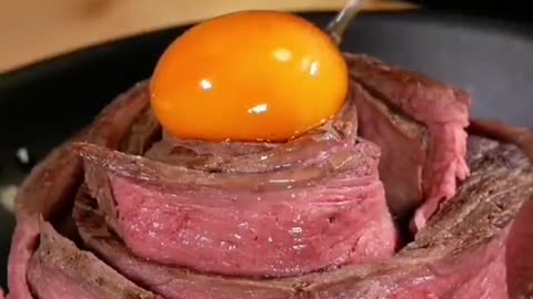 Why is it so hard to put an egg on top of beef?