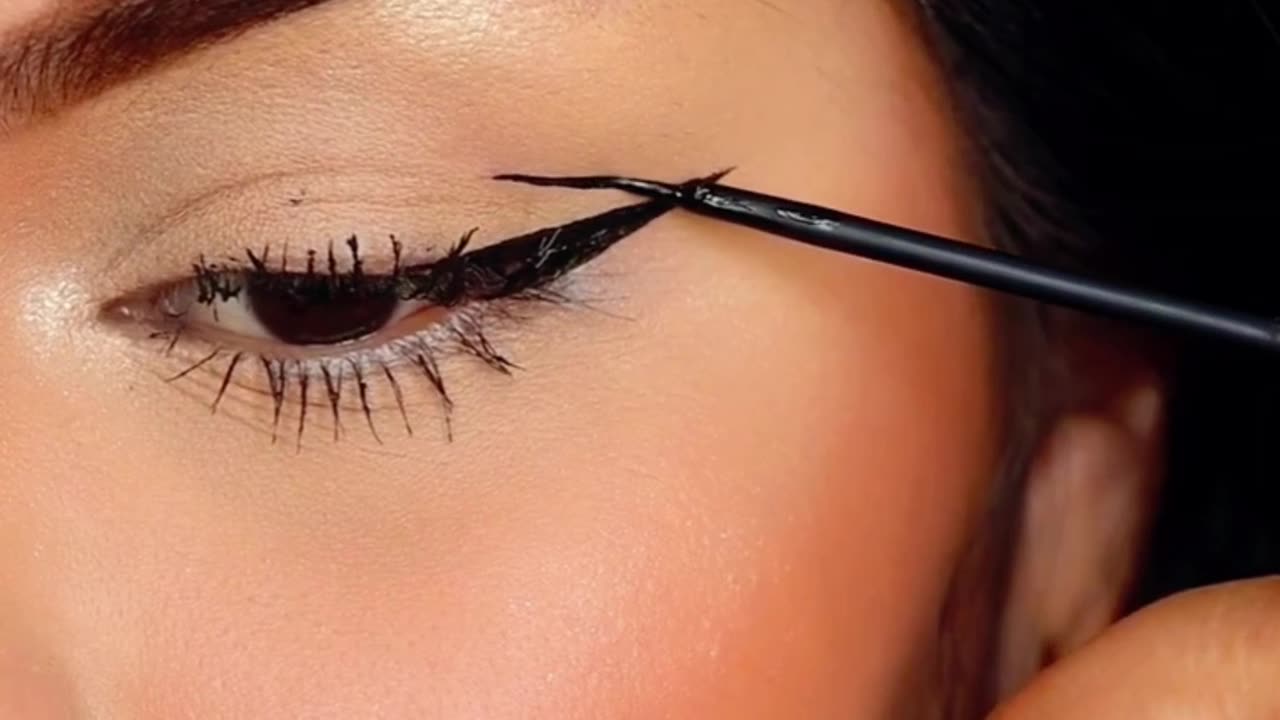 Color eye liner hack