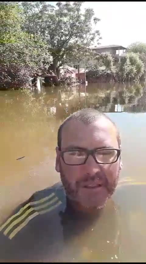Morador se arrisca em enchente e filma água atingindo altura do pescoço em Eldorado do Sul