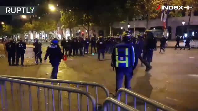 Francuska policija suzavcem rastjerala huligane