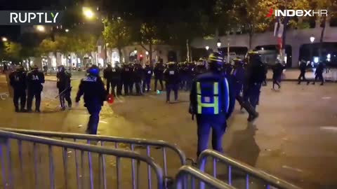 Francuska policija suzavcem rastjerala huligane