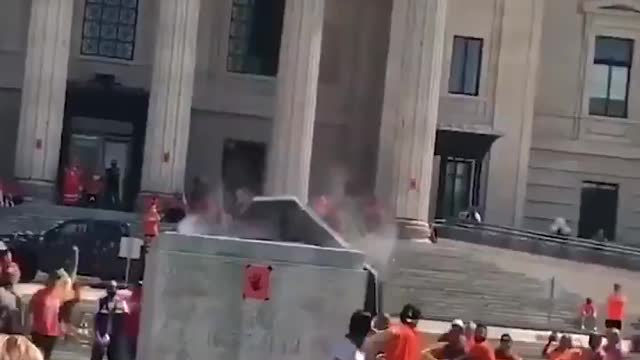 Canada. Le statue della regina Vittoria e della regina Elisabetta II !!💥💥💥