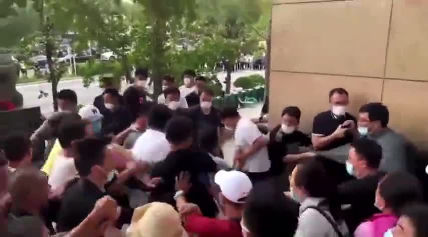 Citizens Storm Bank In China Over Frozen Bank Accounts
