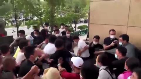 Citizens Storm Bank In China Over Frozen Bank Accounts