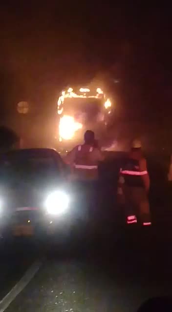 Incendio de bus en vía Bucaramanga - Barrancabermeja causó alerta