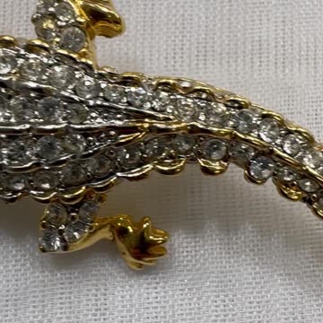 18KGP Crystal Brooch (2.5”). Made with Swarovski Crystal. Alligator. Crocodile