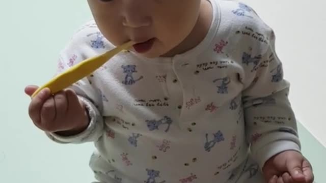 This is a video of a baby practicing brushing teeth for the first time since birth.