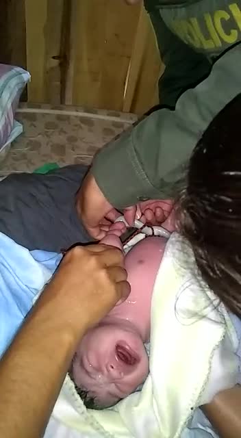 Video: Guiados por radio teléfono, policías atienden parto en Santander