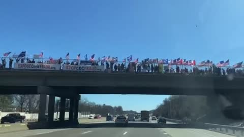 St. Louis Welcomes US Trucker Convoy on Way to Indianapolis – Huge Crowds at Overpasses