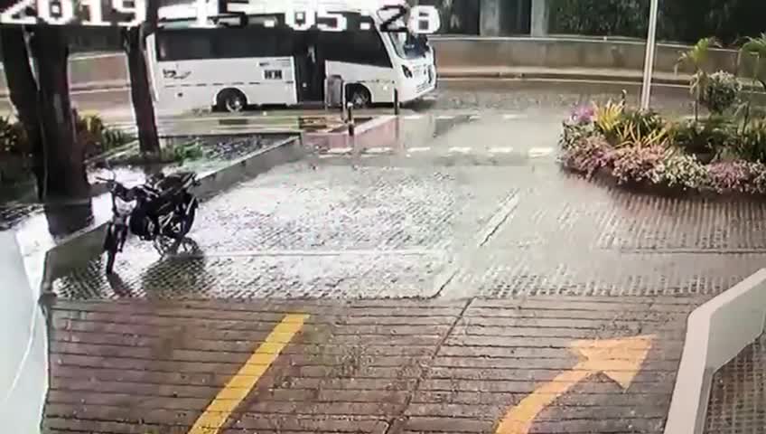 Video: Niño se salva de ser embestido por moto