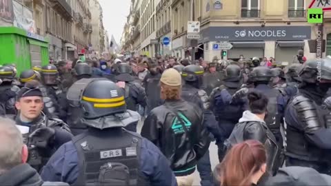 🇺🇸HUGE PROTESTS FOR THE FREEDOM OF OUR OWN BODIES IN PARIS LAST WEEKEND!