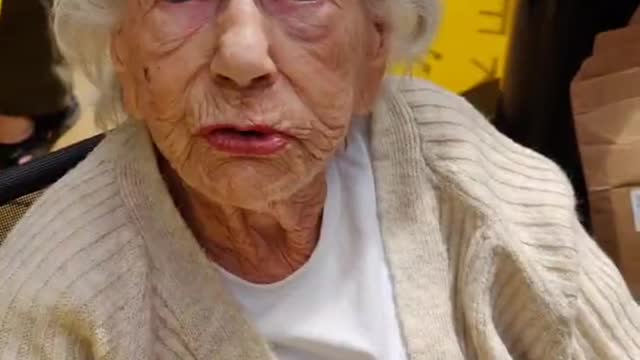 UK: 99yr old demonstrator Beryl outside Burnley vaccination centre! She rocks!😁