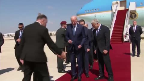 Biden Is LOST When He Exits Air Force One!