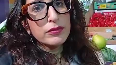 דנה ליבוביץ מתעדת את נטלי שמעידה על הפגיעות שלה ושל קרוביה מהזריקות