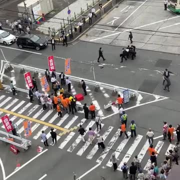 Former Japanese Prime Minister Shinzo Abe has been shot in the chest. 👀