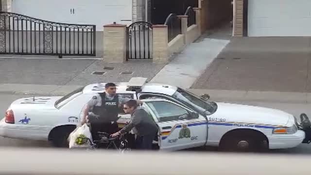 Police Officer Helps Disabled Lady