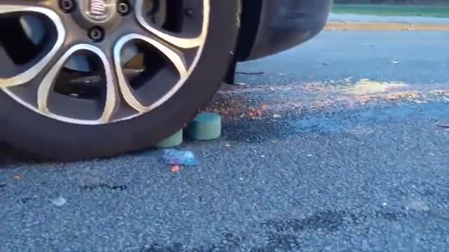Esmagando coisas crocantes e macias de carro! Vídeos ASMR satisfatórios