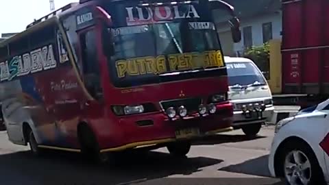 a the bus violates traffic rules punished by the police