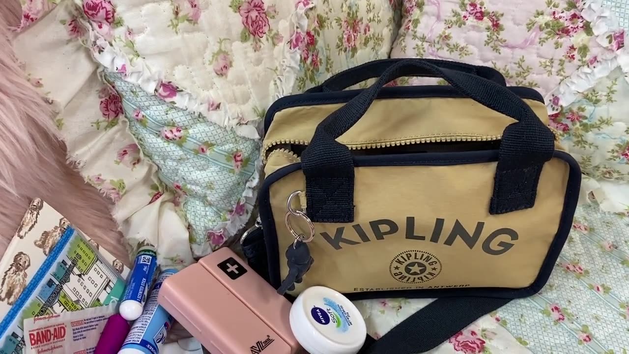 What's in my Kipling Kirsty Crossbody Bag