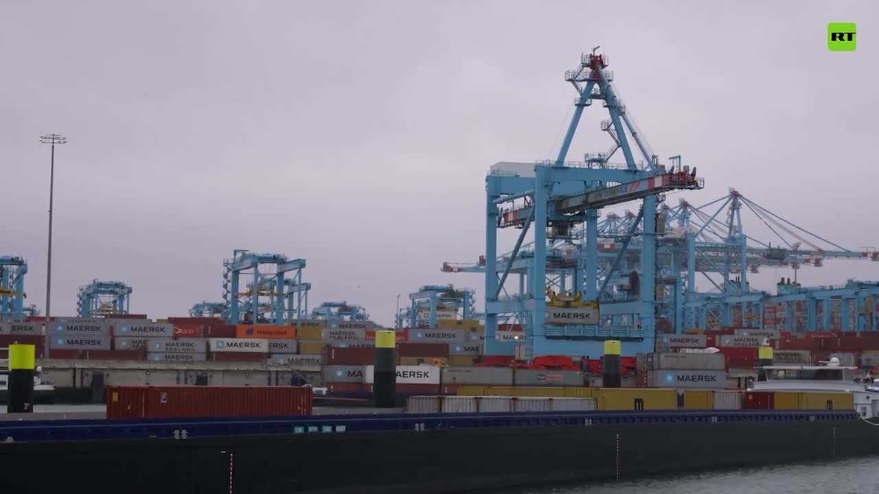 Accumulo di container nel porto di Rotterdam a causa delle sanzioni dell'UE contro la Russia Migliaia di container sono ammucchiati nel porto di Rotterdam (Paesi Bassi) in seguito alla decisione dell'Unione europea di frenare il commercio maritt