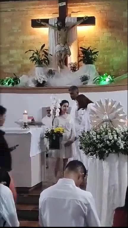 BELO HORIZONTE (BR) - VESCOVO GUIMARÃES NEGA AD UNA RAGAZZA LA COMUNIONE IN GINOCCHIO SULLA LINGUA