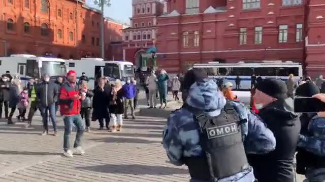 #Russians singing the #Ukrainian anthem as they are detained while protesting against Putin’s war.