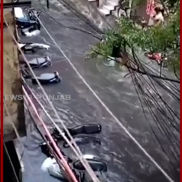 #shorts | ਭਾਰੀ ਮੀਂਹ ਕਾਰਨ ਰੁੜ੍ਹੇ ਵਾਹਨ | Waterlogging | Delhi Rain News | Weather Update | N18S