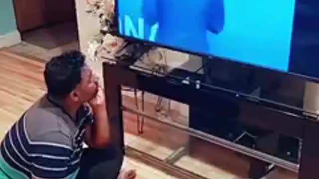 This man watching leo messi crying has done hilarious😀😀😀