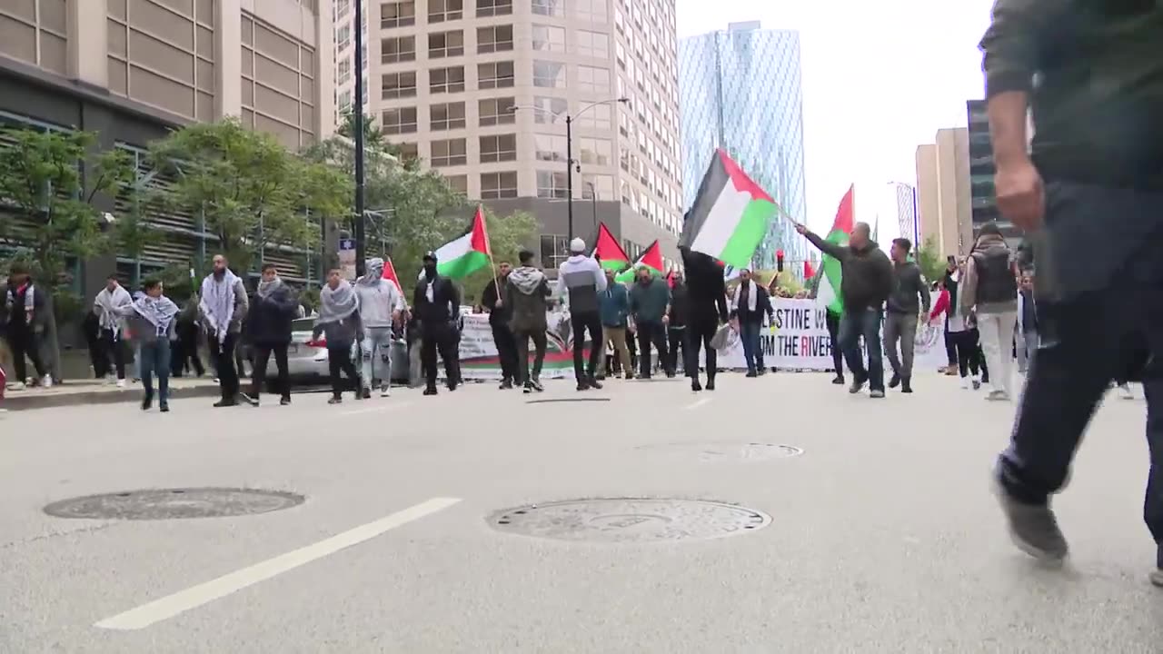 Israeli, Palestinian supporters rally in Chicago as Israel declares war after Hamas attack