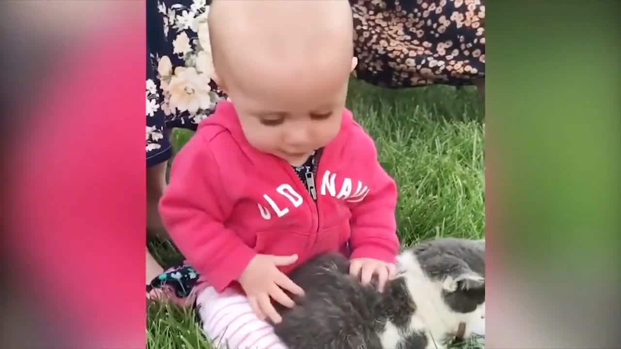 Adorable kids playing with kitties😍