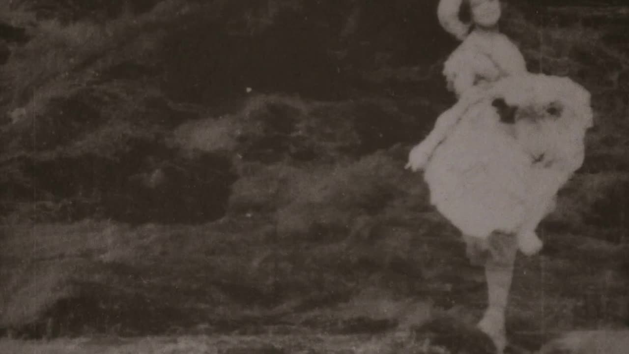 A Nymph Of The Waves (1900 Original Black & White Film)