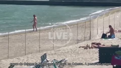 Ni las vallas, ni las minas, ni la policía son capaces de detener la temporada de playa en Odessa.