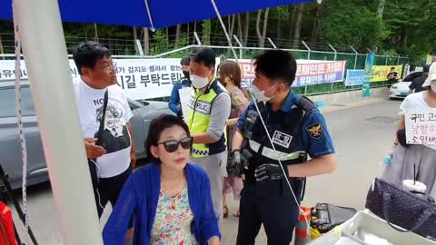 헌법에 명시된 언론출판의 자유에 근거한 정당한 표현 행위를 탄압하는 경찰