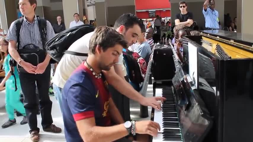 Improvisation at the train station in paris