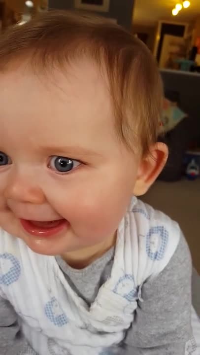 ¿Por qué esta beba hace estas graciosas expresiones faciales?