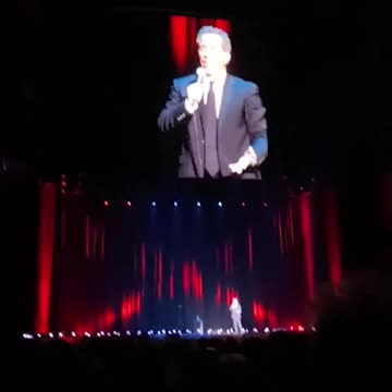 Jerry Seinfeld responds to anti-Israel Hecklers during a live Australia show.