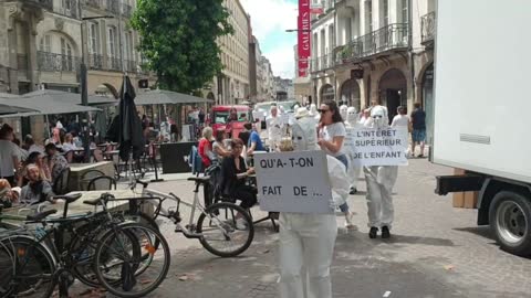 Les Masques Blancs Nantes Action Pancartes le 11 juin 2022