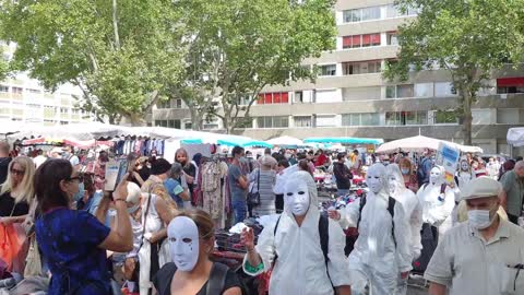 Les Masques Blancs Lyon Action ecole des Larmes Marché de Villeurbanne Gratte ciel 31 juillet