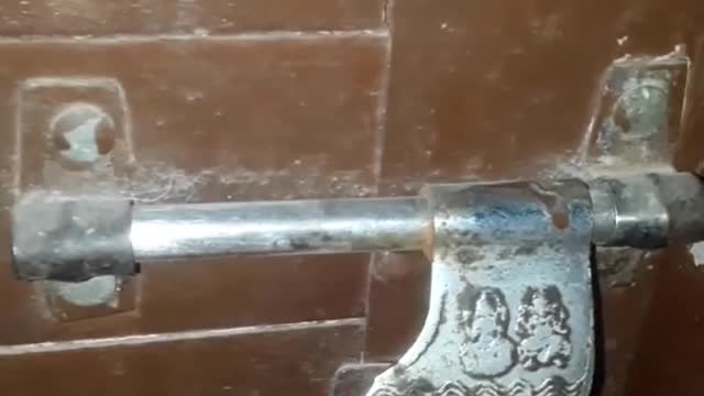How to open a door? very creepy