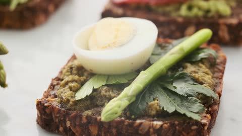 Toast with Egg and Greens