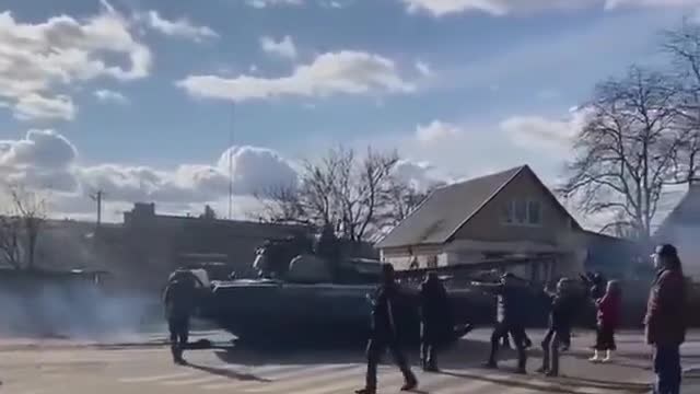 People of #Ukraine stopping the #RussianArmy Tank. This is real courage