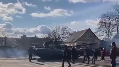 People of #Ukraine stopping the #RussianArmy Tank. This is real courage