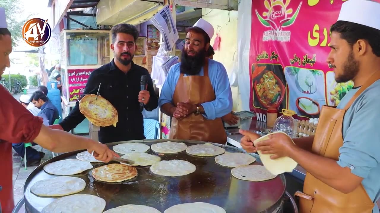 شیر و پراته که در صبحانه افغانستان میل می شود Milk and prata eaten at breakfast in Afghanistan