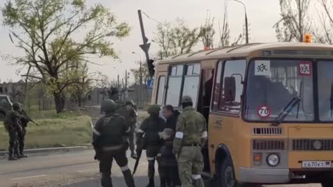 Evakuace civilistů ruskou armádou z oceláren Azovstal v Mariupolu - poslední transport