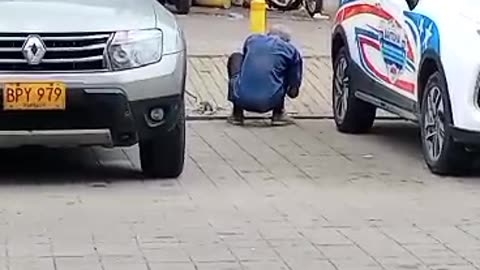 Video: con mona y cincel, sujeto rompe bolardos para parquear en La Castellana